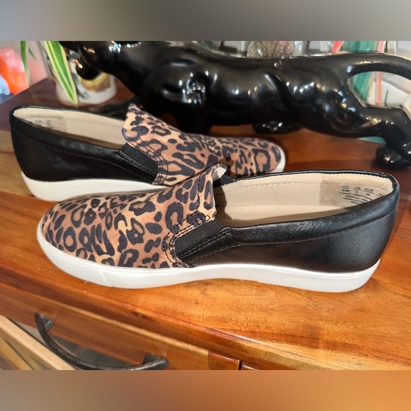 Naturalizer leopard leather shoe size 8 wide - Picture 2 of 3